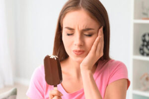 Leia mais sobre o artigo Você sofre de Sensibilidade Dentária? Saiba o que causa e como evitar.