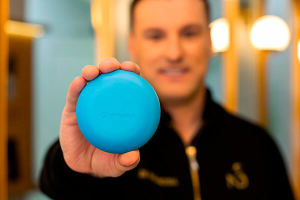 Leia mais sobre o artigo Invisalign ou aparelho fixo: qual o melhor para adultos?